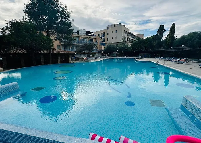 Harbour Haven 2 Bedroom Gem Steps Fm And Shops * Πάφος